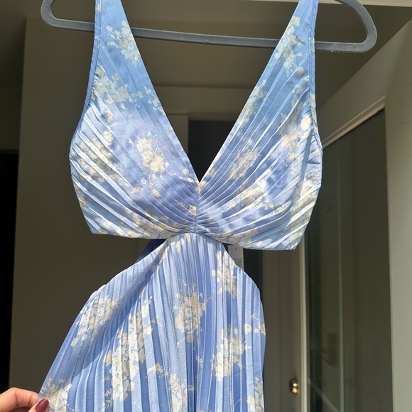 Abercrombie Giselle Pleated Cutout Maxi Dress - Picture 3 of 4